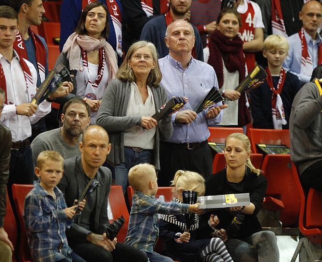 Am Sonntag feuerte Uli Hoeneß mal wieder die Bayern Basketballer im Audi Dome an. Eine Reihe davor sah Arjen Robben mit seiner Frau und den drei Kindern beim Basketball zu. Die Bilder!