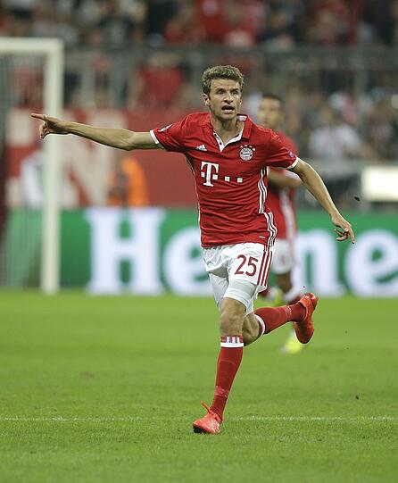 THOMAS MÜLLER: NOTE 2.
Der Geburtstagsbayer beschenkte sich selbst - mit dem Spitzel-Treffer  
kurz vor der Pause. Viel unterwegs, kommandierte seine Kollegen  
lautstark über den Platz.