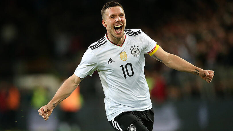 Lukas Podolski trifft in seinem letzten Länderspiel.
