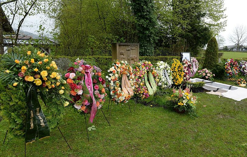Kränze am Grab von Sônia Bogner