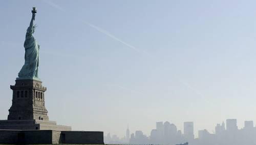 Freiheitsstatue in New York: Den Flug dorthin gibt’s derzeit schon ab 350 Euro. Freiheitsstatue in New York: Den Flug dorthin gibt’s derzeit schon ab 350 Euro.