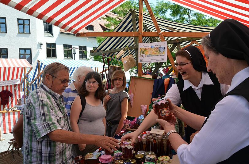 Selbst gemachte Marmelade, Handtaschen und Likör: Damit sammeln die Angerkloster-Schwestern Geld für ein Schulprojekt in Brasilien.