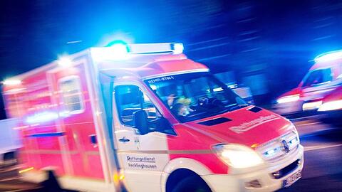 Ein Rettungswagen fährt mit Blaulicht durch eine Straße. Foto: Marcel Kusch/dpa/Symbolbild