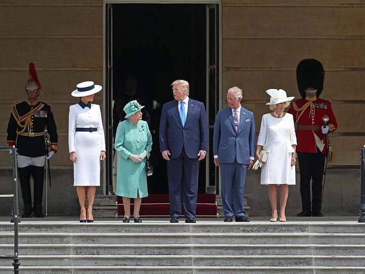 Donald Trump mit Frau Melania, Prinz Charles und Camilla und natürlich Queen Elizabeth II. vor dem Buckingham Palace.