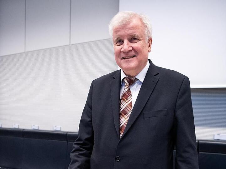 Horst Seehofer (CSU) weist die Söder-Forderung nach einem Neustart in Berlin zurück. Foto: Bernd von Jutrczenka/Archiv