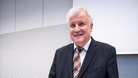 Horst Seehofer (CSU) weist die Söder-Forderung nach einem Neustart in Berlin zurück. Foto: Bernd von Jutrczenka/Archiv