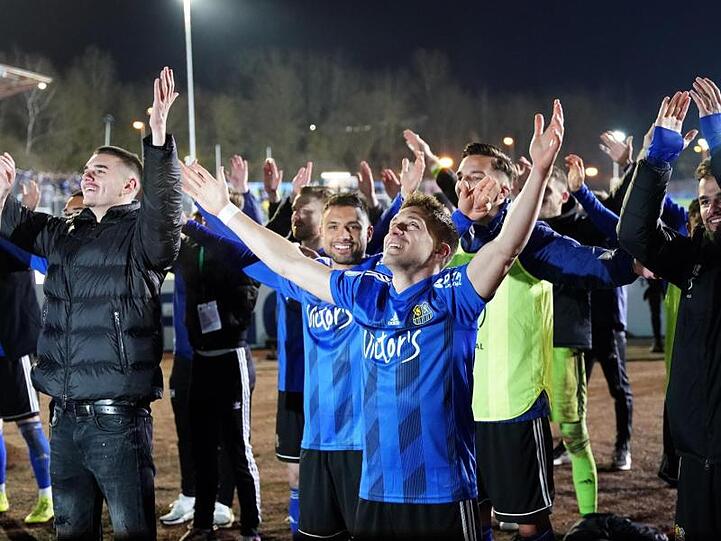 Die Spieler des 1. FC Saarbrücken feiern den sensationellen Halbfinal-Einzug im DFB-Pokal.