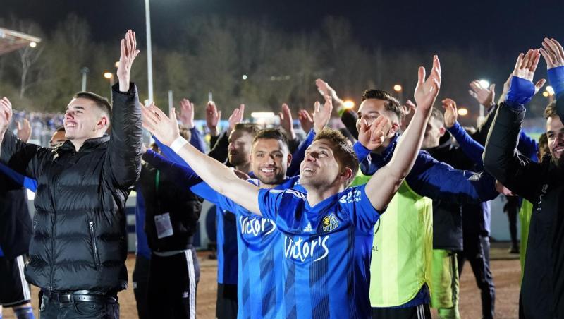 Die Spieler des 1. FC Saarbrücken feiern den sensationellen Halbfinal-Einzug im DFB-Pokal. Die Spieler des 1. FC Saarbrücken feiern den sensationellen Halbfinal-Einzug im DFB-Pokal.