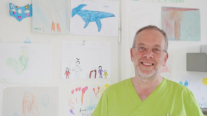 Manche Dinge kann Geld nicht kaufen - zum Beispiel selbst gemalte Bilder, die Kinderarzt Dr. Stefan Hammann von seinen Patienten erhält.