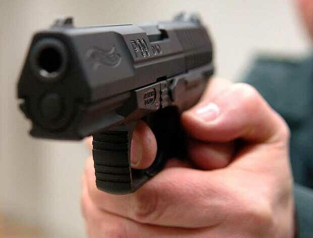 In Würzburg hantierten ein 16-Jähriger und ein 19-Jähriger mit einer Schusswaffe - mit fatalen Folgen.