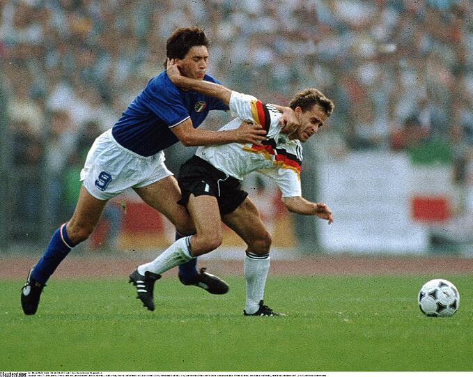 10. Juni 1988, Düsseldorf, EM-Gruppenphase, Deutschland &ndash; Italien 1:1 Das Eröffnungsspiel. Italien war überlegen, ging in der 53. Minute durch Roberto Mancini, heute Meistermacher von Manchester City, in Führung.