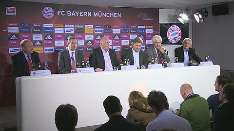 Das neue und das alte Präsidium: Verwaltungsbeirat Rudolf Schels (ganz links) und Finanzchef Karl Hopfner (2. von links) beerben Bernd Rauch (ganz rechts) und Fritz Scherer (2. von rechts). In der Mitte: Präsident Uli Hoeneß und Mediendirektor Markus Hörwick.
