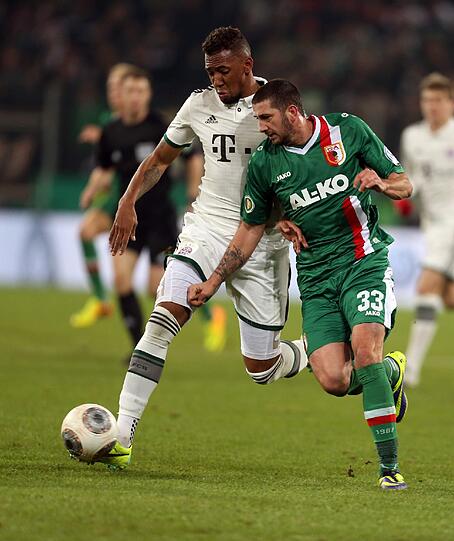 JÉROME BOATENG - NOTE 2 - Der einzige wache Abwehr-Bayer, ohnehin der beste Defensive der letzten Wochen. Haut den Ball auch mal auf die Tribüne, wenn&rsquo;s brennt. Vorlagengeber vorm 2:0!