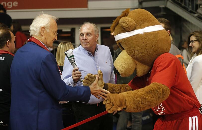 Edel-Fan Uli Hoeneß gab beim Playoffs-Auftakt im Audi Dome alles - die Bilder.