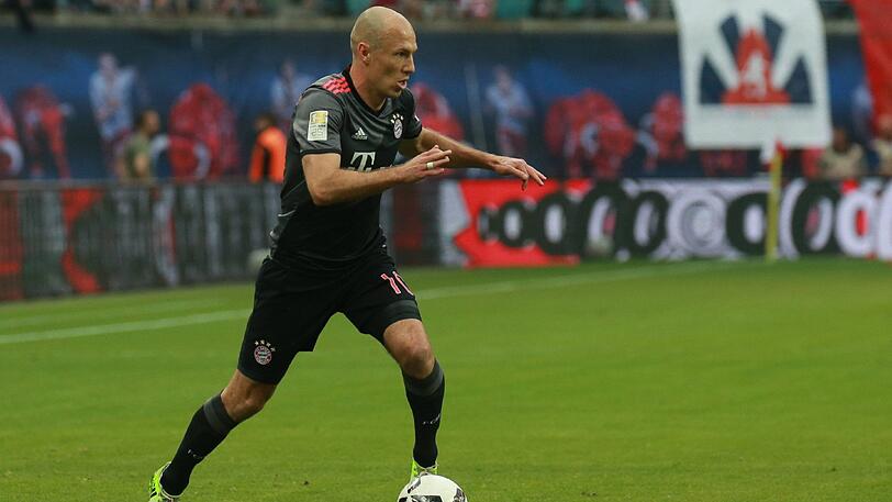 ARJEN ROBBEN  NOTE 1: 
Suchte immer wieder den Doppelpass mit Lahm, der ihn dann hinterlief. So häufig wird es das Duo auf der rechten Seite ja nicht mehr geben. Effektiver und agiler als Ribéry auf der linken Seite. Gute Anspiele in die Spitze auf Lewandowski, der Holländer hatte offenbar noch Lust auf dieses Spiel, sein abgefälschter Schuss führte zum 3:4. Traf nach Mega-Solo zum 5:4.
