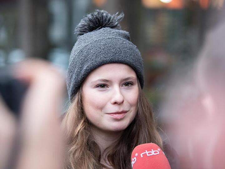 Luisa Neubauer, Fridays-for-Future-Aktivistin, beantwortet nach einem Gespräch mit Siemens-Chef Kaeser Fragen von Journalisten.