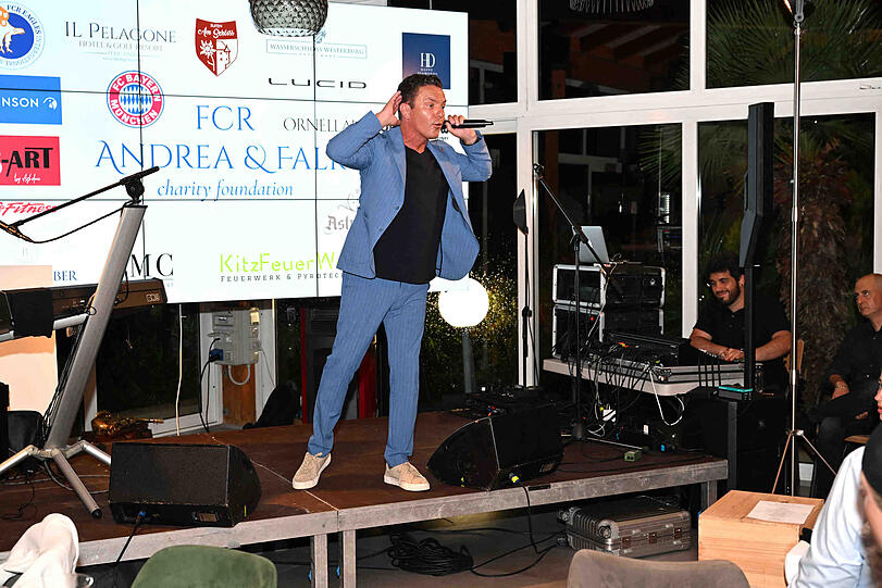 Stefan Mross  betrat im Rahmen des "FCR EAGLES MASTERS TOSCANA 2024"-Events auch die Bühne und sorgte für musikalische Unterhaltung.