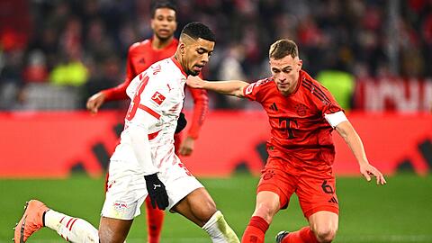 Joshua Kimmich (r) schickt seinem verletzten Kumpel Benjamin Henrichs einen Döner ins Krankenhaus.