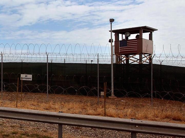 Blick auf einen der Wachtürme in Guantanamo Bay.