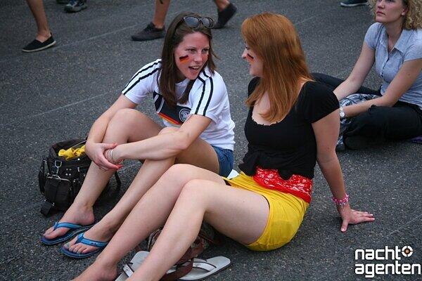 Public Viewing im Olympiastadion: So fieberten die Fans mit der deutschen Mannschaft.