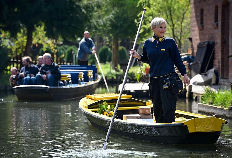 Die Postbotin Andrea Bunar fährt zum Saisonstart der Postzustellung per Kahn mit ihrem gelben Postkahn über ein Fließ im Spreewalddorf Lehde (Brandenburg). Am gleichen Tag startet die Post nach der Winterpause ihre Zustellung per Postkahn im Spreewald.