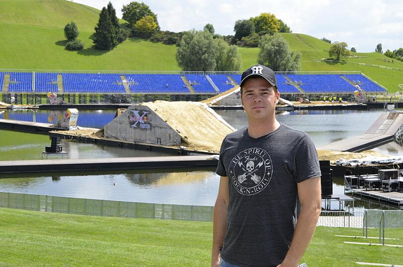 Der "Chef" der waghalsigen Strecke auf dem Olympiasee, Daniel Steffen, zeigt der AZ den Kurs.
