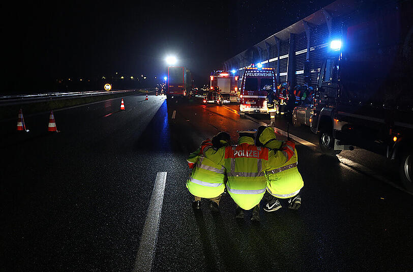 An einer Baustelle auf der A9 hat sich in der Nacht auf Mittwoch ein schwerer LKW-Unfall ereignet.