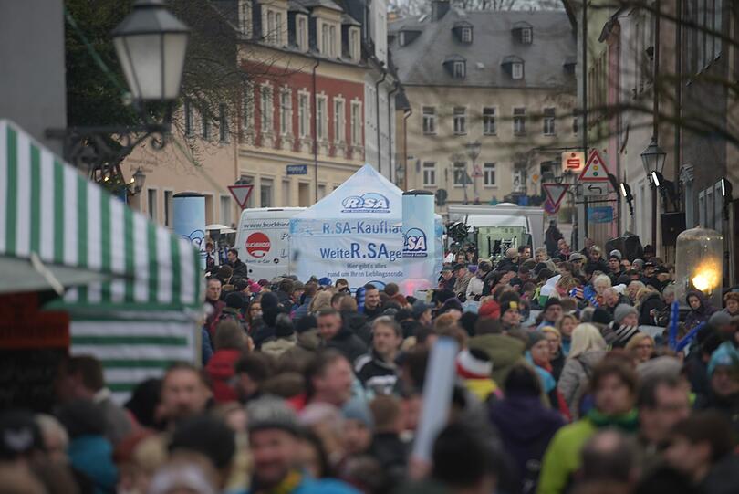 Beim Nacktrodeln 2016 in Schlettau bewies Busenwunder Bettie Ballhaus, dass sie nicht nur auf Zeitungscovern, sondern auch im Rodelreifen eine gute Figur macht.