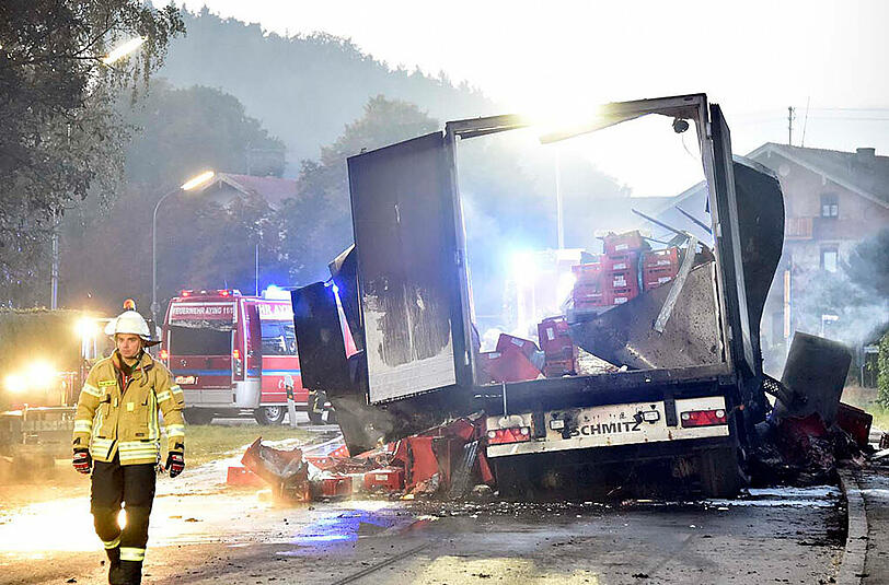 Auf der Staatsstraße bei Aying ist am Donnerstagmorgen ein Fleischtransporter völlig ausgebrannt. Die Bilder.