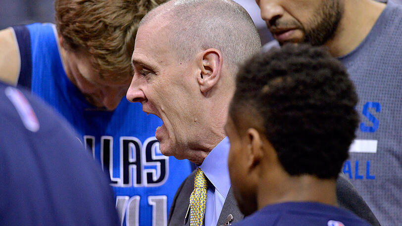 Da halfen alle Ansprachen von Trainer Rick Carlisle (m) nichts. Dirk Nowitzki (l) und die Dallas Mavericks haben keine Chance mehr, die Playoffs zu erreichen.