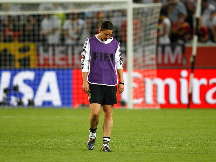 Jubel nach dem 4:2 gegen Frankreich: Fatmire Bajramaj lässt sich feiern und geht mit den Gans auf Tuchfühlung.