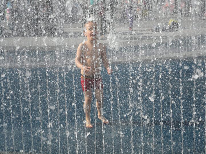 Feucht-fröhliche Brunnen-Eröffnung an den Pasing Arcaden: Vor allem die Kinder hatten einen Riesenspaß - aber auch Erwachsene und sogar Hunde waren angetan.
