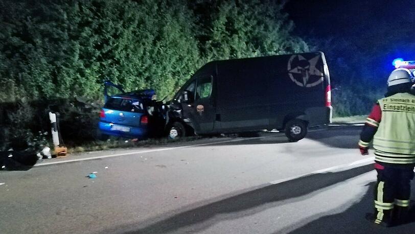 Feuerwehrleute stehen an einer Unfallstelle. Bei einem Frontalzusammenstoß auf der Bundesstraße 20 in der Nähe sind am frühen Montagmorgen vier Menschen getötet worden.