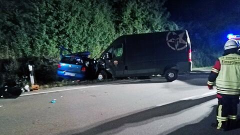 Feuerwehrleute stehen an einer Unfallstelle. Bei einem Frontalzusammenstoß auf der Bundesstraße 20 in der Nähe sind am frühen Montagmorgen vier Menschen getötet worden.