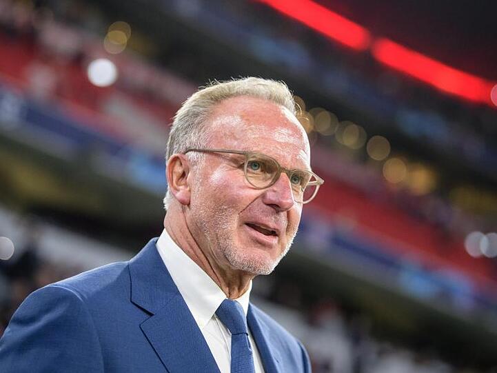 Karl-Heinz Rummenigge steht an der Seitenlinie. Foto: Matthias Balk/dpa