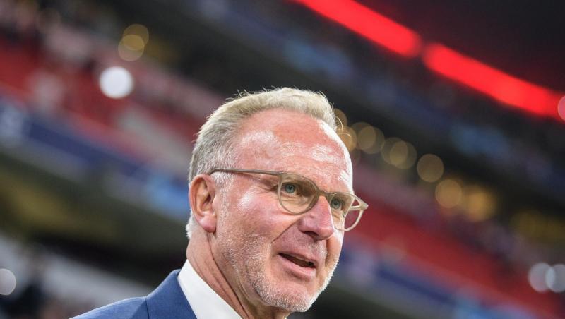 Karl-Heinz Rummenigge steht an der Seitenlinie. Foto: Matthias Balk/dpa