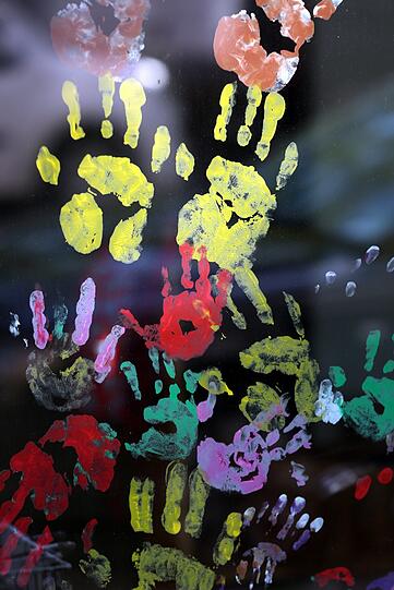 Hingucker: Bunte Farbtupfer kleiner Künstler am Kindergarten.