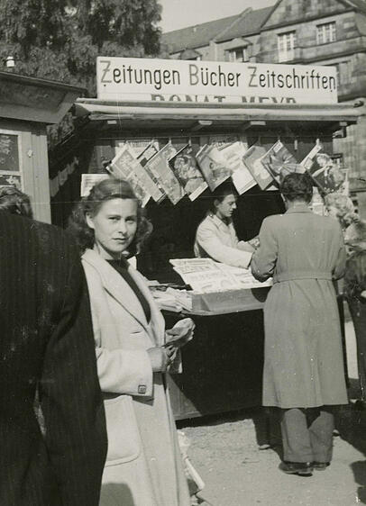 Die junge Ponkie im angestammten Milieu: vor einem Zeitungskiosk am Sendlinger Tor. Die junge Ponkie im angestammten Milieu: vor einem Zeitungskiosk am Sendlinger Tor.