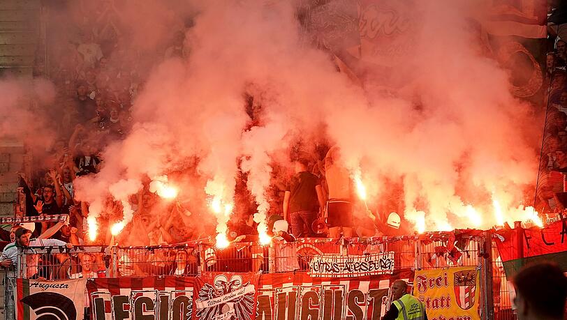 Die Augsburger Fans zünden Bangalische Feuer im Block.