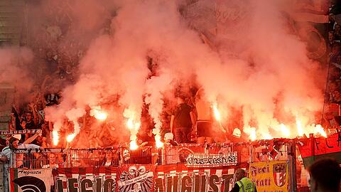 Die Augsburger Fans zünden Bangalische Feuer im Block.