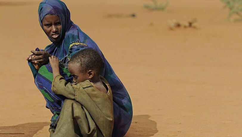 Eine Frau, die mit ihrem Sohn vor einer Dürre in Somalia geflohen ist – nur eines von vielen Beispielen, wie der Klimawandel den globalen Süden schon jetzt negativ beeinflusst. Der Rechtsextremismusforscher Matthias Quent sagt: Es wird gezielt mit rassistischen Narrativen Stimmung gemacht, um diese Probleme zu relativieren.