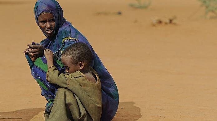 Eine Frau, die mit ihrem Sohn vor einer Dürre in Somalia geflohen ist – nur eines von vielen Beispielen, wie der Klimawandel den globalen Süden schon jetzt negativ beeinflusst. Der Rechtsextremismusforscher Matthias Quent sagt: Es wird gezielt mit rassistischen Narrativen Stimmung gemacht, um diese Probleme zu relativieren.