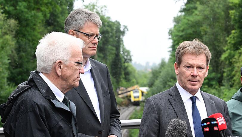 Bahnchef Lutz ringt um Fassung. Bahnchef Lutz ringt um Fassung.