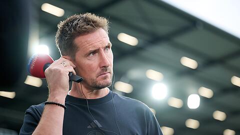 Nürnberg-Trainer Miroslav Klose sieht sich beim Zweitliga-Spiel gegen Paderborn nicht im Mittelpunkt. (Symbolbild)