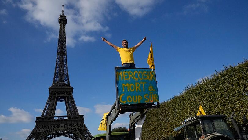 Bauern-Protest am Eiffelturm - Landwirte in Frankreich bef&uuml;rchten, mit den Agrarpreisen der Konkurrenz aus S&uuml;damerika nicht mithalten zu k&ouml;nnen. (Archivbild)