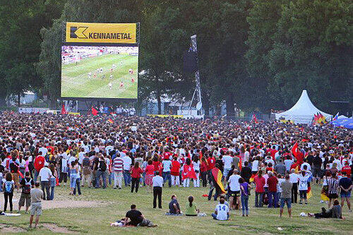 Wie hier bei der EM 2008 wird die Wöhrder Wieser zum Mekka für Fußball-Fans.
