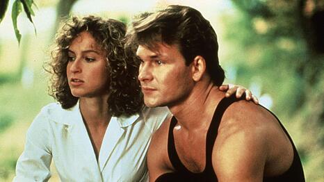 Im August 1987 kam "Dirty Dancing" in die US-Kinos, bis heute schauen sich Millionen Fans den Tanzfilm gerne an. Wir zeigen, was aus den Darstellerinnen und Darstellern wurde, allen voran Jennifer Grey und Patrick Swayze.