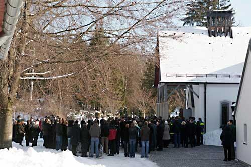 Angehörige und Freunde versammeln sich zur Trauerfeier am Waldfriedhof in Traunreut.