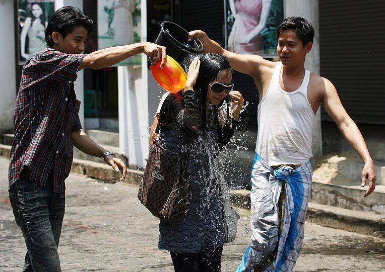 Die Bilder vom großen Songkran-Fest in Bangkok, deer größten Wasserparty der Welt.
