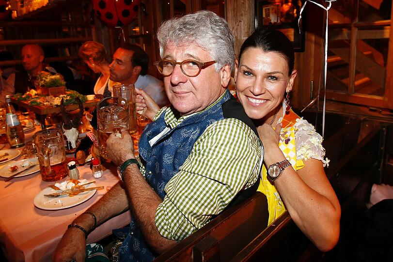 Genießen die Wiesn: Fußball-Experte Marcel Reif und seine Frau, Top-Ärztin Marion Kiechle.